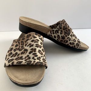 NWOT Munro American leopard print slides
